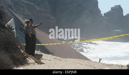 Malibu, Kalifornien, USA. 28. August 2014. Mugu Strandwache, die in die 90er Jahre TV-Serie Baywatch durch die großen Wellen von Hurrikan Marie Mittwochabend untergraben wurde verwendet wurde. State Park Rangers schauen über eine Strandwache Zusammenbruch, die in den Ozean späten Mittwochabend von den großen Wellen von Hurrikan Marie fiel. Die LA Grafschaft Rettungsschwimmer bauen, wie es für über 30 Jahren und heute schon langsam war zerrissen von heutigen großen Wellen entlang PCH. Foto von gen Blevins/LA DailyNews/ZumaPress Credit: Gene Blevins/ZUMA Draht/Alamy Live-Nachrichten Stockfoto