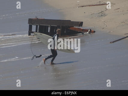 Malibu, Kalifornien, USA. 28. August 2014. Mugu Strandwache, die in die 90er Jahre TV-Serie Baywatch durch die großen Wellen von Hurrikan Marie Mittwochabend untergraben wurde verwendet wurde. State Park Rangers schauen über eine Strandwache Zusammenbruch, die in den Ozean späten Mittwochabend von den großen Wellen von Hurrikan Marie fiel. Die LA Grafschaft Rettungsschwimmer bauen, wie es für über 30 Jahren und heute schon langsam war zerrissen von heutigen großen Wellen entlang PCH. Foto von gen Blevins/LA DailyNews/ZumaPress Credit: Gene Blevins/ZUMA Draht/Alamy Live-Nachrichten Stockfoto