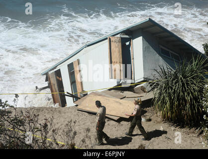 Malibu, Kalifornien, USA. 28. August 2014. Mugu Strandwache, die in die 90er Jahre TV-Serie Baywatch durch die großen Wellen von Hurrikan Marie Mittwochabend untergraben wurde verwendet wurde. State Park Rangers schauen über eine Strandwache Zusammenbruch, die in den Ozean späten Mittwochabend von den großen Wellen von Hurrikan Marie fiel. Die LA Grafschaft Rettungsschwimmer bauen, wie es für über 30 Jahren und heute schon langsam war zerrissen von heutigen großen Wellen entlang PCH. Foto von gen Blevins/LA DailyNews/ZumaPress Credit: Gene Blevins/ZUMA Draht/Alamy Live-Nachrichten Stockfoto