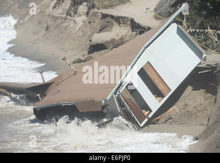 Malibu, Kalifornien, USA. 28. August 2014. Mugu Strandwache, die in die 90er Jahre TV-Serie Baywatch durch die großen Wellen von Hurrikan Marie Mittwochabend untergraben wurde verwendet wurde. State Park Rangers schauen über eine Strandwache Zusammenbruch, die in den Ozean späten Mittwochabend von den großen Wellen von Hurrikan Marie fiel. Die LA Grafschaft Rettungsschwimmer bauen, wie es für über 30 Jahren und heute schon langsam war zerrissen von heutigen großen Wellen entlang PCH. Foto von gen Blevins/LA DailyNews/ZumaPress Credit: Gene Blevins/ZUMA Draht/Alamy Live-Nachrichten Stockfoto