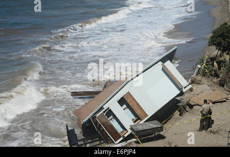 Malibu, Kalifornien, USA. 28. August 2014. Mugu Strandwache, die in die 90er Jahre TV-Serie Baywatch durch die großen Wellen von Hurrikan Marie Mittwochabend untergraben wurde verwendet wurde. State Park Rangers schauen über eine Strandwache Zusammenbruch, die in den Ozean späten Mittwochabend von den großen Wellen von Hurrikan Marie fiel. Die LA Grafschaft Rettungsschwimmer bauen, wie es für über 30 Jahren und heute schon langsam war zerrissen von heutigen großen Wellen entlang PCH. Foto von gen Blevins/LA DailyNews/ZumaPress Credit: Gene Blevins/ZUMA Draht/Alamy Live-Nachrichten Stockfoto