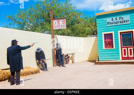 Schauspieler nimmt Teil in das Re-Enactment der OK Corral Schießerei in Tombstone, Arizona Stockfoto