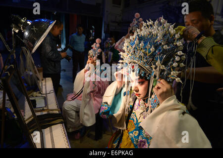 Washington, DC, USA. 28. August 2014. Peking-Oper-Darsteller Hu Wenge bereitet sich auf "The Drunken Beauty" führen auf der Hinterbühne des Kennedy Center of the Performing Arts in Washington, DC, USA, 28. August 2014. HU Wenge, Schüler von Mei Lanfangs Sohn Mei Baojiu, wurde der einzige Nachfolger des männlichen Dan, eine weibliche Rolle der Pekingoper, in Mei Schule der Peking-Oper für die vergangenen 50 Jahre. © Yin Bogu/Xinhua/Alamy Live-Nachrichten Stockfoto