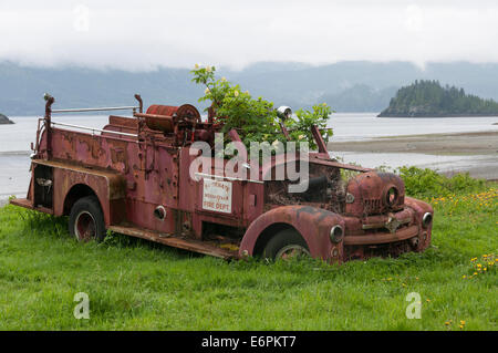 Elk203-4485 Kanada, British Columbia, Haida Gwaii, Skidegate, Oldtimer Feuerwehrauto Stockfoto