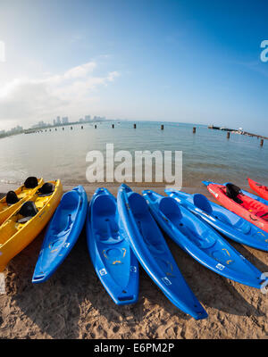 Bunte Kajaks säumen die Ufer der North Avenue Beach am Lake Michigan in der Goldküste von Chicago, Illinois. Stockfoto