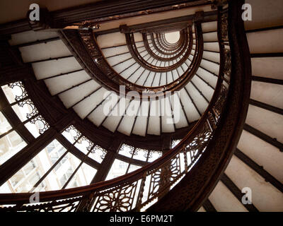 Die brillante Erker Treppe im The Rookery, eines der historisch bedeutendsten Gebäude in Chicago. Stockfoto