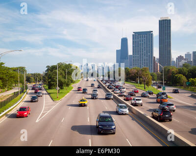 Ein Blick auf den Pkw-Verkehr auf North Lake Shore Drive und der Skyline von Chicago, darunter das John Hancock Center.  Chicago. Stockfoto