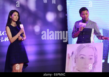 Peking, China. 27. August 2014. Schauspielerin Gao Yuanyuan und Schauspieler Nicholas Tse teilnehmen Pressekonferenz des neuen Films "Aber immer" in Peking am Mittwoch, 27. August 2014. © TopPhoto/Alamy Live-Nachrichten Stockfoto