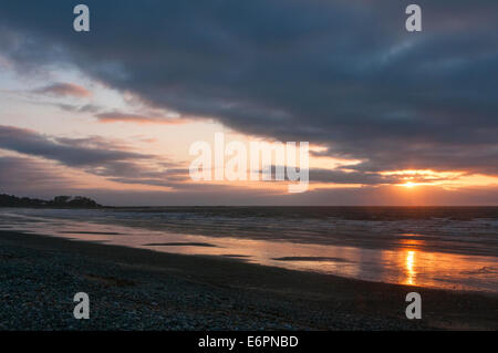 Elk203-4640 Kanada, British Columbia, Haida Gwaii, Masset Schlepptau Hill, Agate Beach bei Sonnenuntergang Stockfoto