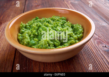 Schüssel mit Erbsenpüree, Großbritanniens Tradizionale Essen Stockfoto