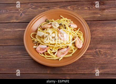 Bucatini - Teller Pasta mit Meeresfrüchten Stockfoto