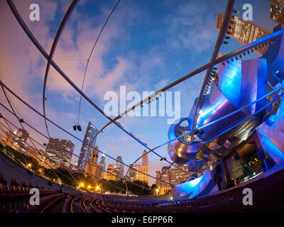 Ein Fischauge, breiten Winkel, Nachtansicht von Jay Pritzker Pavilion, Millennium Park und die Skyline von Chicago. Stockfoto