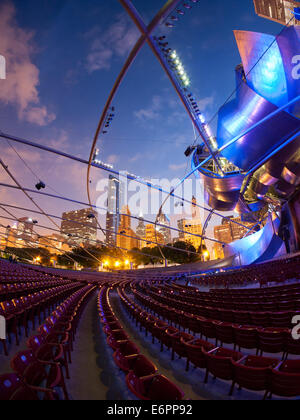 Ein Fischauge, breiten Winkel, Nachtansicht von Jay Pritzker Pavilion, Millennium Park und die Skyline von Chicago. Stockfoto