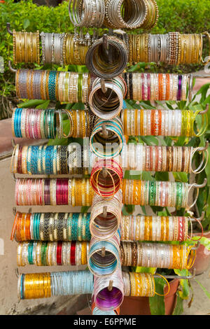 Bunte indische Armreifen und Armbänder auf einem Ständer an Dilli Haat Craft Market in Delhi, Indien Stockfoto