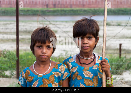 Nahaufnahme der beiden identisch gekleidete junge indische Mädchen, lächelnd, von der jamuna River in der Nähe des Taj Mahal in Agra Stockfoto