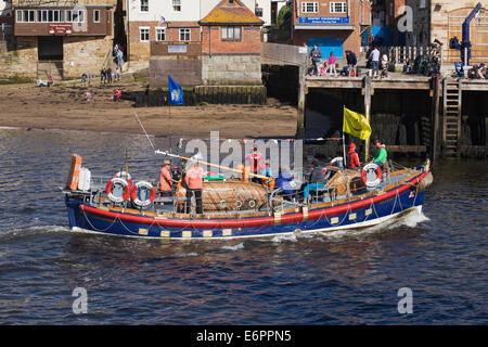 Touristische Ausflüge auf dem alten Whitby Rettungsboot. Stockfoto