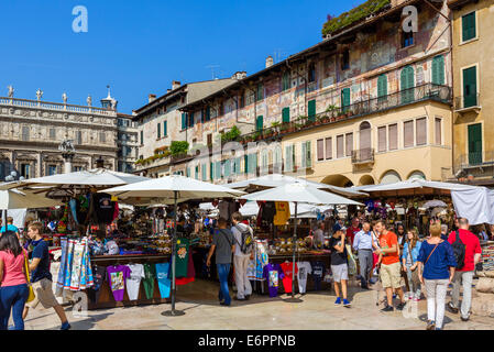Marktstände auf der Piazza Delle Erbe, Verona, Veneto, Italien Stockfoto