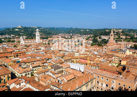 Blick über die Dächer der Stadt von der Torre dei Lamberti, Verona, Veneto, Italien Stockfoto