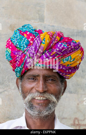 Porträt von Rajastani Mann trägt bunte Turban (Pagri oder Pagari) in Udaipur, Rajastan, Indien Stockfoto