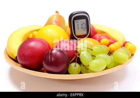 Frische reife Früchte und Glukose Meter liegen auf Holzplatte, Konzept für gesunde Ernährung und Diabetes. Isoliert auf weißem Hintergrund Stockfoto