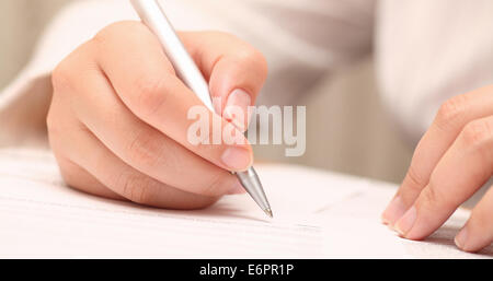 Geschäftsfrau anzeigen den Vertrag vor der Unterzeichnung. Close-up. Pen im Mittelpunkt. Geringe Schärfentiefe. Stockfoto