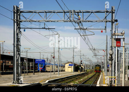 Über elektrische Leitungen am Bahnhof Verona Porta Nuova, Italien. Stockfoto