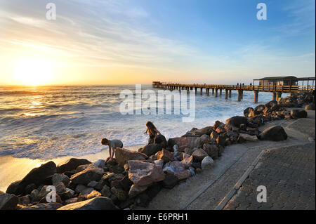 Sonnenuntergang auf der 325 Meter langen Holzsteg in Swakopmund, Namibia Stockfoto