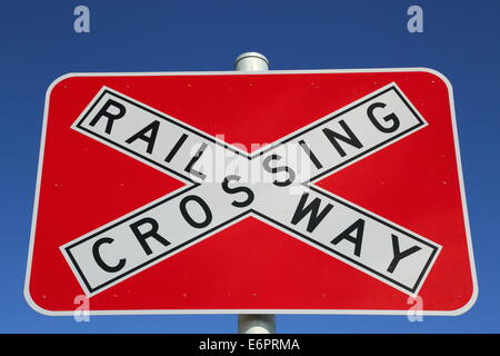 Ein leuchtend rotes Schild entlang einer Landstraße warnt Fahrer an einem Bahnübergang in Spencers Brook, in der Nähe von Northam, Western Australia. Stockfoto