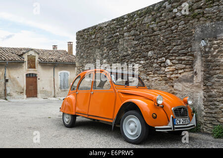 Orange Citroën 2CV, Grignan, Département Drôme, Rhône-Alpes, Provence, Frankreich Stockfoto