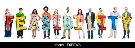 Gruppe von Menschen stehen Holding Machbarkeit Brief Stockfoto