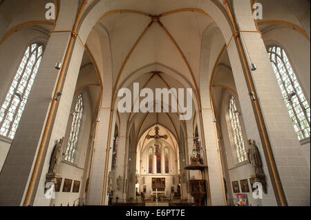 Innenansicht des Chores mit dem monumentalen Kruzifix, die Kanzel und der Hochaltar von 1512, Pfarrkirche St. Johannes Stockfoto