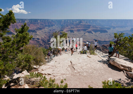 Gruppe von Touristen genießen die Aussicht von der South Rim des Grand Canyon, Arizona, USA Stockfoto