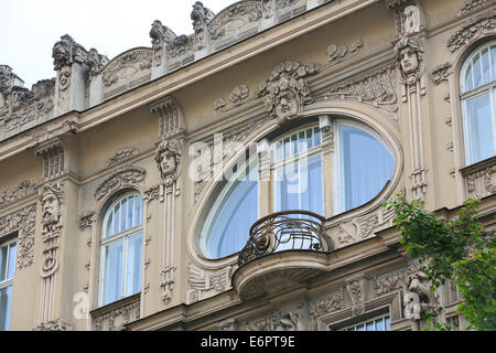 Jugendstil-Fassade des Hauses Eliza Iela 10a oder Elizabeth Street 10a, Architekten Mikhail Eisenstein und Konstantin Pēkšēns Stockfoto