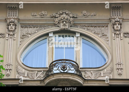 Jugendstil-Fassade des Hauses Eliza Iela 10a oder Elizabeth Street 10a, Architekten Mikhail Eisenstein und Konstantin Pēkšēns Stockfoto