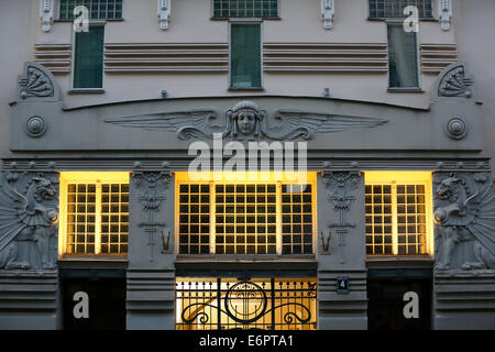 Skulptur, Allegorie der Sonne und des geflügelten Löwen über dem Eingang, Jugendstil-Fassade des Haus Alberta Iela 4 oder Albert Stockfoto