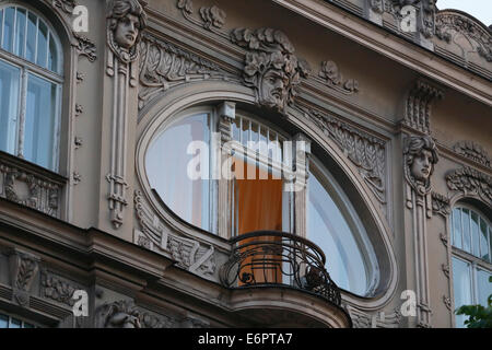 Jugendstil-Fassade des Hauses Eliza Iela 10a oder Elizabeth Street 10a, Architekten Mikhail Eisenstein und Konstantin Pēkšēns Stockfoto