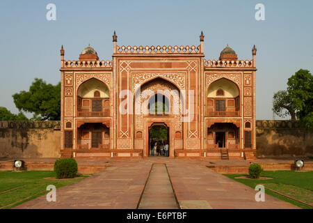 Eingangstor zum Itmad Ud Daulah Grab (I'timād-ud-Daulah), auch Little Taj oder Baby Taj genannt, mughal Grab in Agra, Uttar Pradesh, Indien Stockfoto