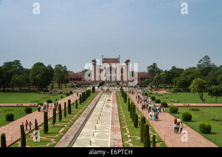 Blick vom Taj Mahal auf rotem Sandstein südliche Tor, dem Fußgänger Haupteingang für Besucher, Agra, Indien Stockfoto