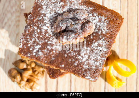 Brownie-Kuchen mit Orangen und Walnüssen Stockfoto