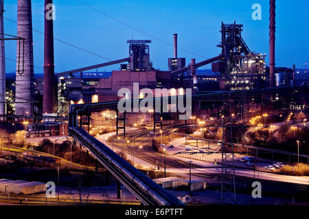 Blick vom Alsumer Berg Hügel, ThyssenKrupp Steel Werksgelände Hamborn, Schwelgern, Koks-Ofen und Hochofenwerk, Duisburg Stockfoto