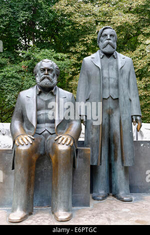 Bronzestatuen von Karl Marx und Friedrich Engels, Marx-Engels-Forum, Berlin, Deutschland Stockfoto