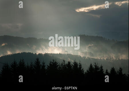 Sonnenstrahlen durchbrechen Regenwolken, Weitnau, Oberallgäu, Bayern, Deutschland Stockfoto