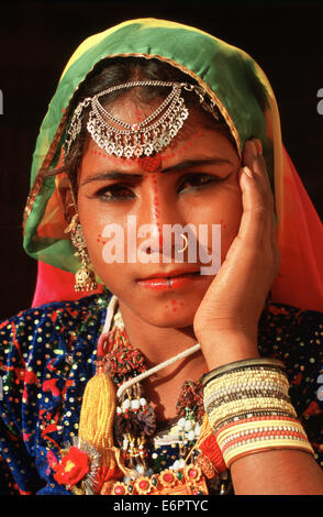 Hindu Mädchen traditionell in der Zeit der Diwali-fest gekleidet. Sie gehört zu einer niedrigen Kaste Leben in der Wüste Thar (Indien) Stockfoto