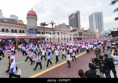 Kuala Lumpur. 29. August 2014. Menschen besuchen eine Probe der 57. Malaysian National Day Feier Aktivität in Kuala Lumpur, 29. August 2014. Malaysia feiert seinen 57. Nationalfeiertag am Sonntag. Bildnachweis: Chong Voon Chung/Xinhua/Alamy Live-Nachrichten Stockfoto