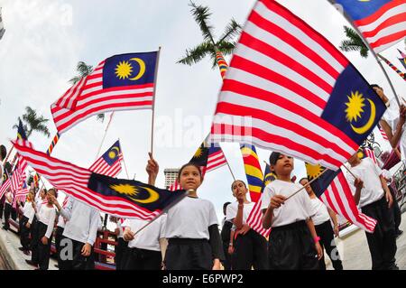 Kuala Lumpur. 29. August 2014. Menschen besuchen eine Probe der 57. Malaysian National Day Feier Aktivität in Kuala Lumpur, 29. August 2014. Malaysia feiert seinen 57. Nationalfeiertag am Sonntag. Bildnachweis: Chong Voon Chung/Xinhua/Alamy Live-Nachrichten Stockfoto