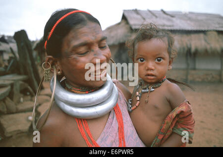 Mutter und Sohn aus Gadaba Stamm (Indien). Das Foto wurde während des Monsuns übernommen. Stockfoto