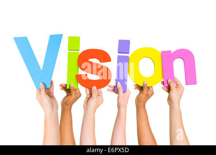 Multi-ethnischen Gruppe von unterschiedlichen Menschen halten Briefe an eine Vision Stockfoto