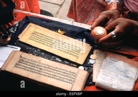 Hände der Newari Frau Gebet in einem Tempel in Swayambhu (Nepal) Stockfoto