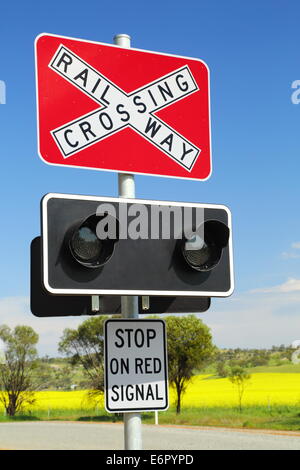 Ein leuchtend rotes Schild entlang einer Landstraße warnt Fahrer an einem Bahnübergang in Spencers Brook, in der Nähe von Northam, Western Australia. Stockfoto
