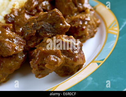 Carbonnade de Boeuf ein la Flamande mit Kartoffelpüree. traditionelle belgische süß-saures Rindfleisch und Zwiebeln Eintopf mit Bier, und Stockfoto